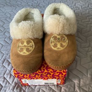 Tory Burch Coley shearling slippers with Logo in tan Size 8. Complete with box.